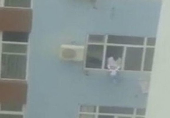 Bakıda övladını təhlükəyə atan ata geniş müzakirələrə səbəb oldu