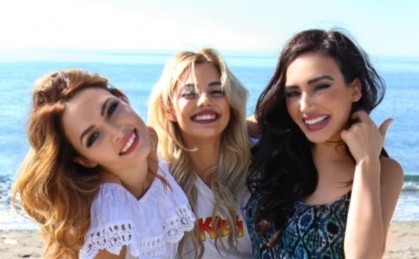 SEREBRO qrupu yarıçılpaq sessiyaya çəkildi