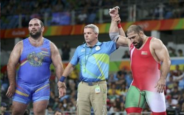 Erməni məşqçisi belaruslu hakimlərin stolunu təpiklədi