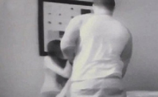 Ata qızını zorladı, qız isə həmin anı videoya çəkdi