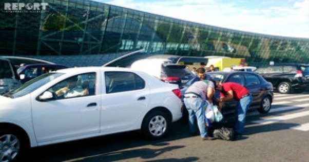 Bakı aeroportunda taksilərin nizamsız parklanması tıxac yaradır