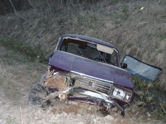 Azərbaycanda avtomobil dərəyə aşdı: sürücü və körpəsi öldülər