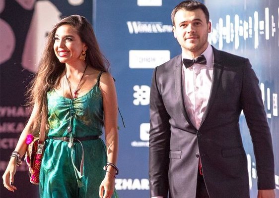 Leyla Əliyeva və Emin əkizləri ilə qırmızı xalçada