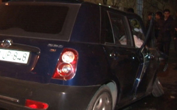 Sərxoş sürücü maşını yol nişanına çırpdı