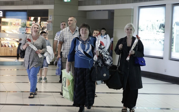 Türklər ilk rus turistləri hava limanında çiçəklərlə qarşılayıblar