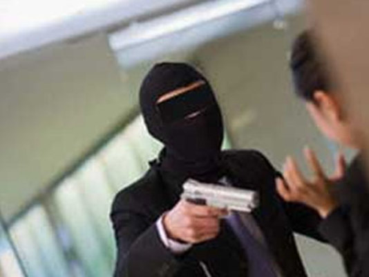 Evləri kişisiz bilib basqın elədi