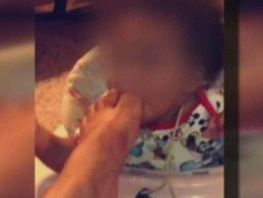 Dayə ayaq barmağını uşağın ağzına soxdu