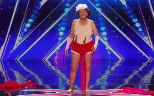 90 yaşlı qadından striptiz şou