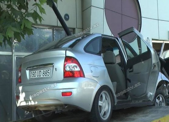 Maşın mağazaya çırpıldı