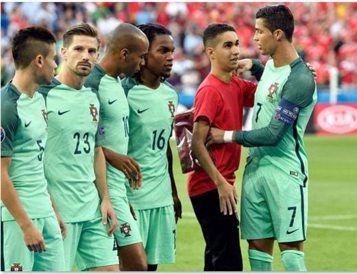 Ronaldoyla selfi çəkdirmək üçün, görün, nə etdi