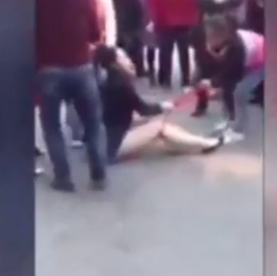 Sevdiyi oğlanı əlindən alan qızı döyüb alt paltarını çıxartdı