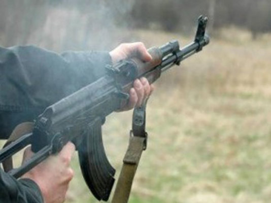 Ata oğlanla danışan qızını güllələdi