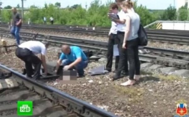 Qadın tualetdə doğdu, körpəni pəncərədən atdı