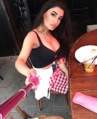 Səmra yenə sinəsini açdı