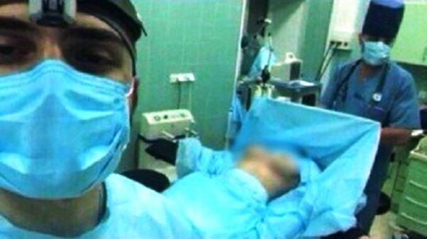 BİABIRÇILIQ! Tibb fakultəsinin tələbəsi çılpaq xəstə ilə şəklini paylaşdı