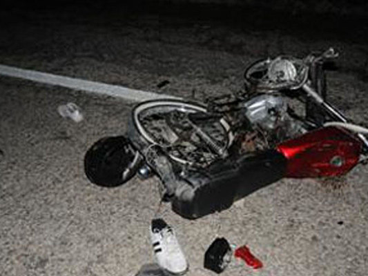 Motosiklet beton hasara çırpıldı