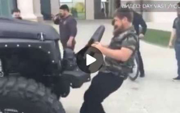 Prezident təkbaşına nəhəng avtomobili dartdı