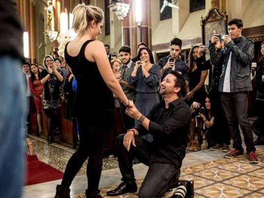 Belə evlilik təklifi görmədiniz - FOTO