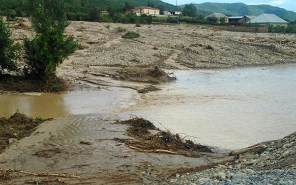 Dünən çəkilən yolu sel yuyub apardı