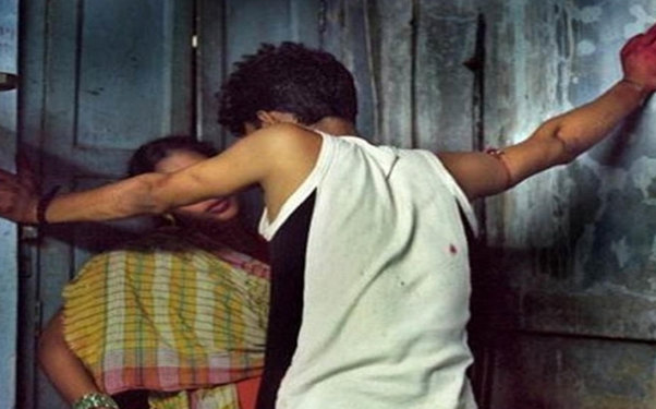 Bu kənddə qadınların hamısı bədənlərini satır