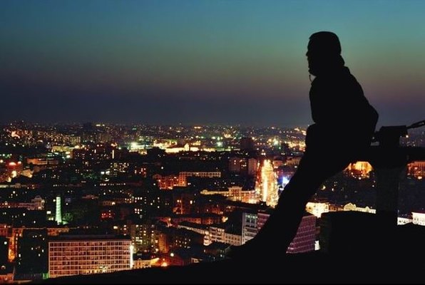 Bakıda intihar edən kişi marketin üstünə düşdü