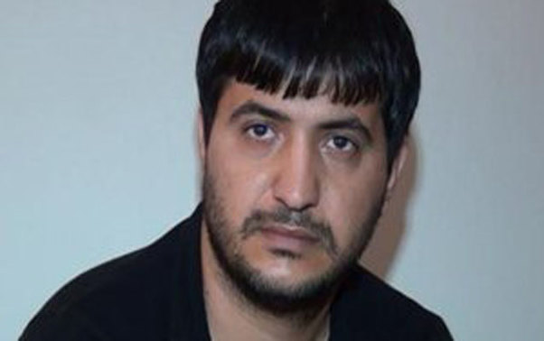 Maşınından “Kalaşnikov” çıxdı - Özünün olmadığını iddia edir