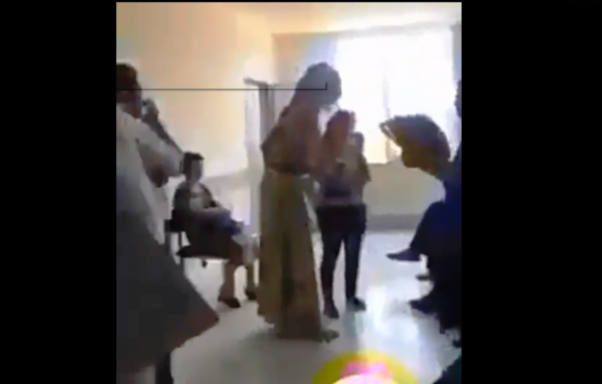 Trans xəstəxanada şüvən qopartdı