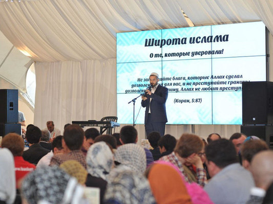 Heydər Əliyev Fondunun vitse-prezidenti Leyla Əliyevanın təşəbbüsü ilə Moskvada iftar süfrəsi açılıb - FOTO