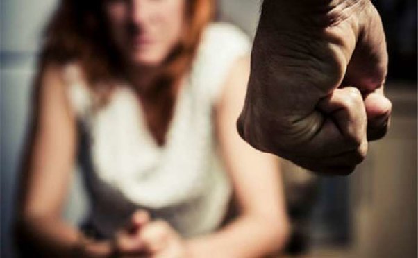 ƏR 18 YAŞLI ARVADINI POLİSƏ VERDİ