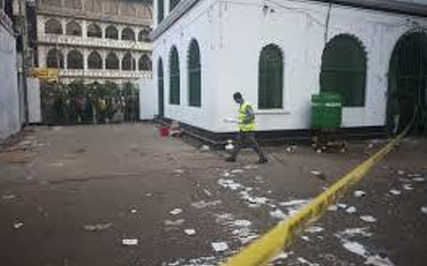 Silahlılar restoranda 20 nəfəri girov götürüb