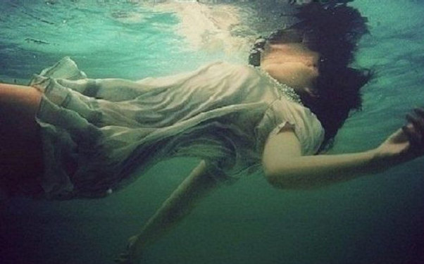 Neftçalada 19 yaşlı özünü Kürə atdı