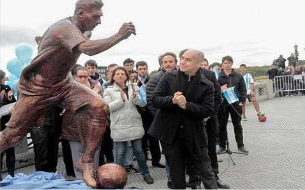 Buenos-Ayresdə Messinin heykəli qoyuldu