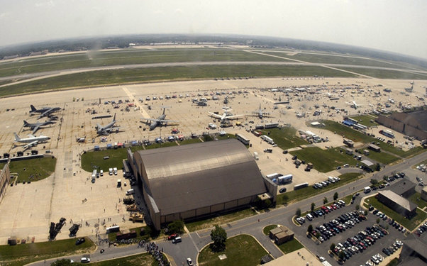 Obamanın təyyarəsinin dayandığı hərbi bazaya silahlı hücum