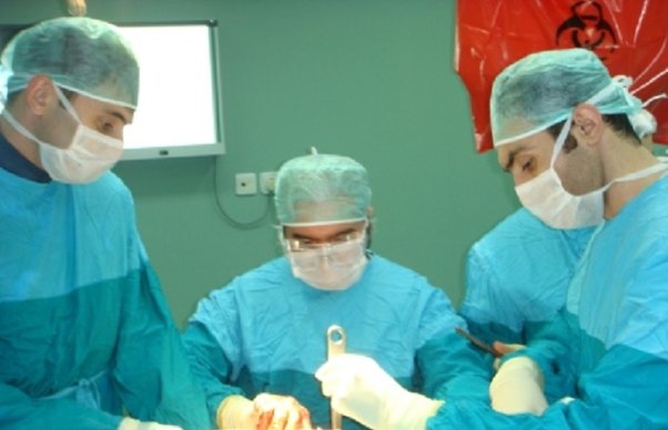 Nazirlikdən ölümdə təqsirləndirilən həkimlə bağlı