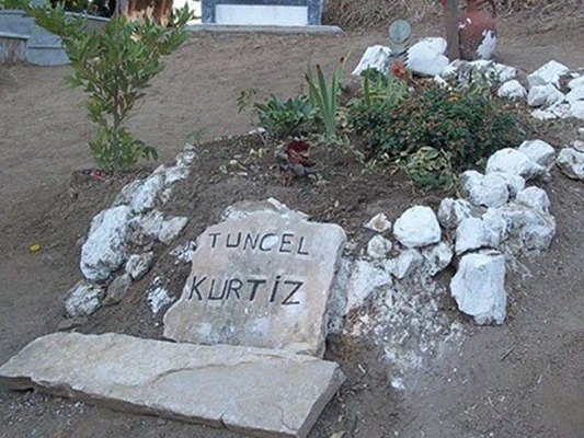Ölümündən 3 il keçsə də, məzarı bu haldadır