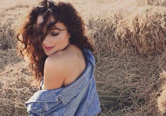 “Eurovision” təmsilçilərimizdən olan Dilarə Kazımovadan 18+ FOTOSESSİYA