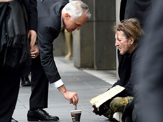 Baş nazir dilənçiyə pul verdi, ölkə qarışdı