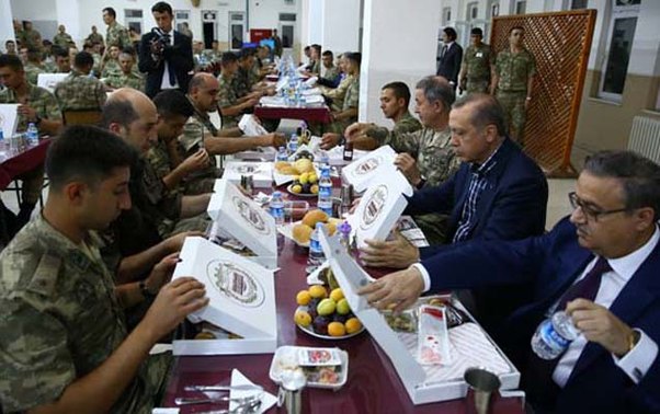 Ərdoğanın əsgərlərlə iftar yeməyindəki yenilik müzakirəyə səbəb oldu - Fotolar