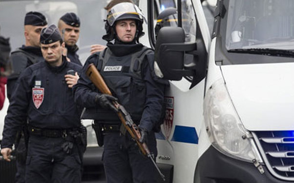 İki qızını güllələyən ananı polis ödürdü