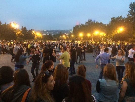 Bulvarda açıq havada rəqs məkanı gələn aya qaldı