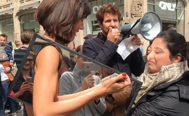 Şəhərin mərkəzi meydanında əxlaqsızlıq etdi