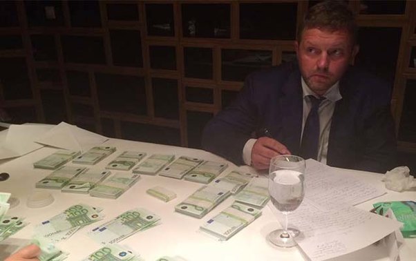 Qubernator 400 min avro rüşvət aldığı yerdə tutuldu