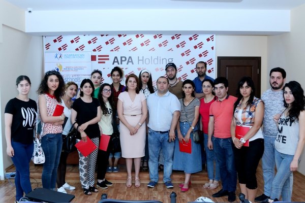 “Peşəkar jurnalist” Virtual Təlim Mərkəzinin üzvləri 