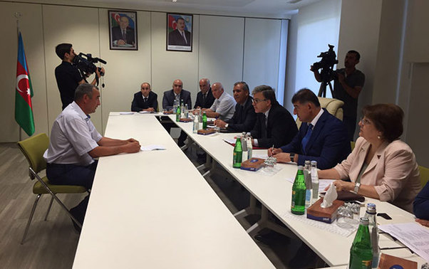 Hüseyn Bağırov vətəndaşlarla