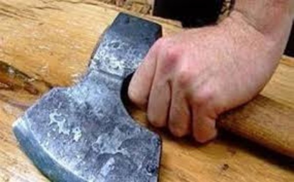 Ər arvadını yatdığı yerdə baltalayıb