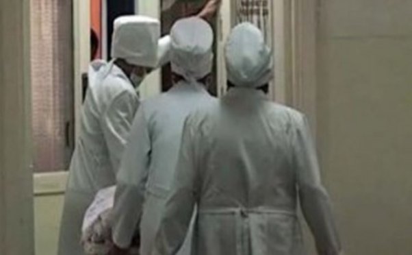 Ana, ata və iki körpəsi maşının altında qaldılar