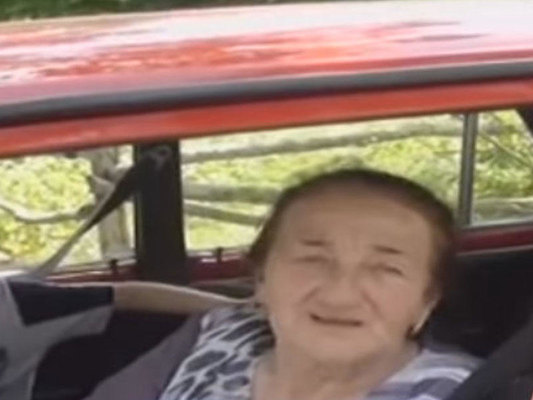 70 yaşlı Cahanə nənə 36 ildir taksi sürür