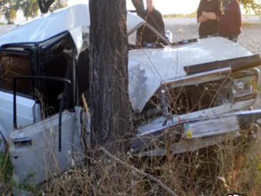 Maşın ağaca çırpıldı,