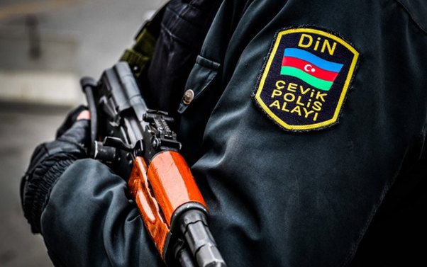 Azərbaycanda əməliyyatda başından güllələnən polis ölüb