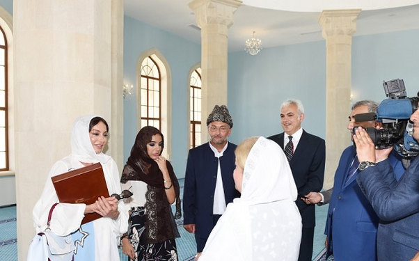 Mehriban Əliyevə məscidin açılışında